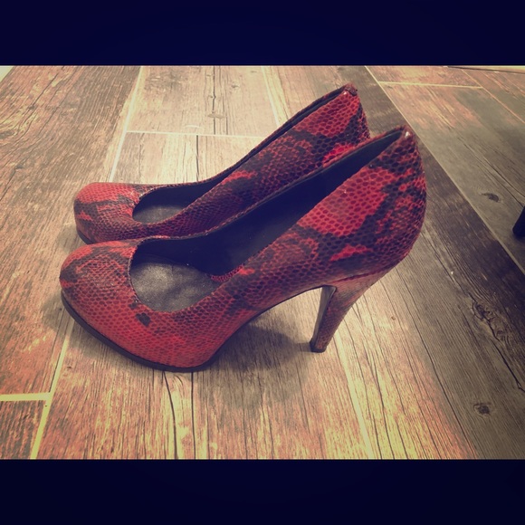 Nine West Shoes - Nine West red snake skin high heels
